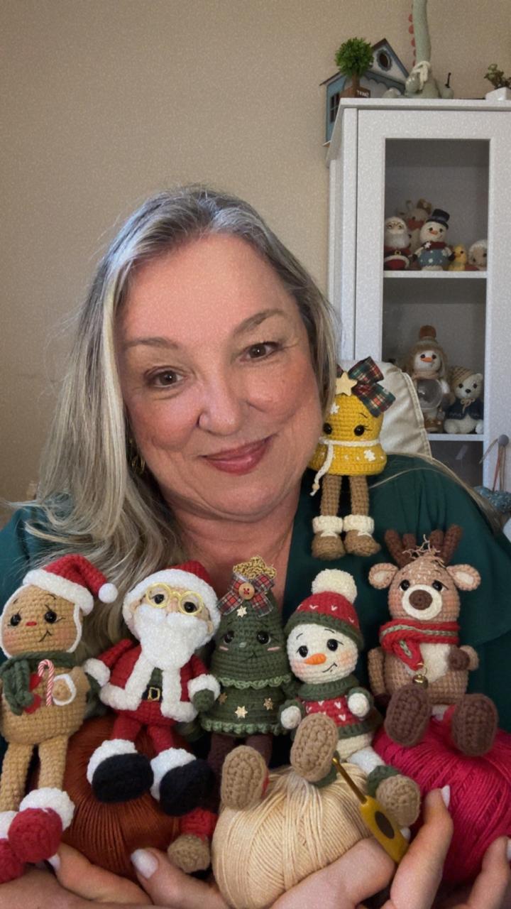 Rô segurando os amigurumis natalinos da coleção Pontos de Natal